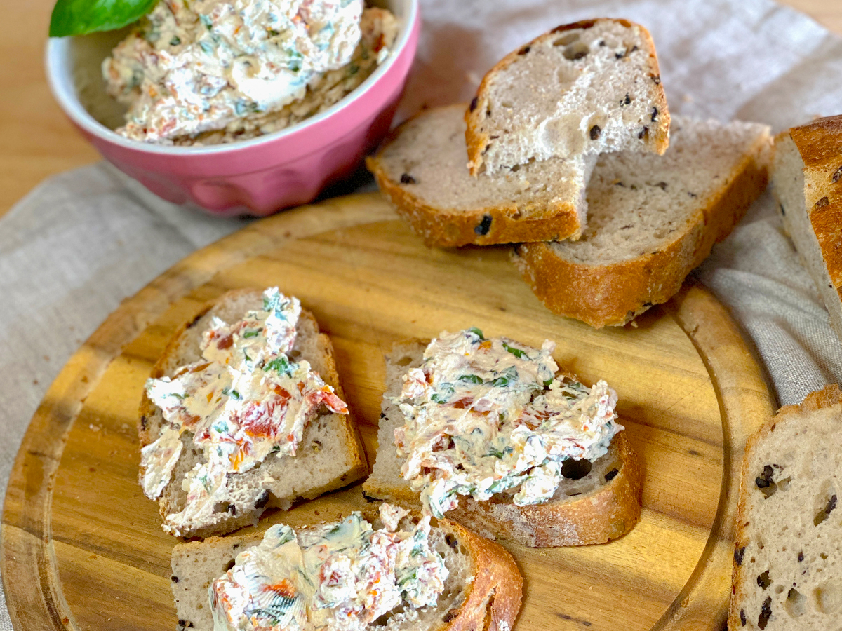 Brotzeit Frischkäse Radieschen